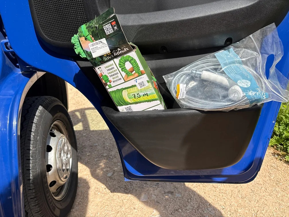 Accesorios incluidos en la camper Alquicamper · menaje, kit, manguera y más