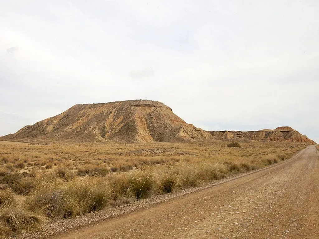 Camper en las Bardenas Reales de Navarra · paisaje desértico en furgoneta camper