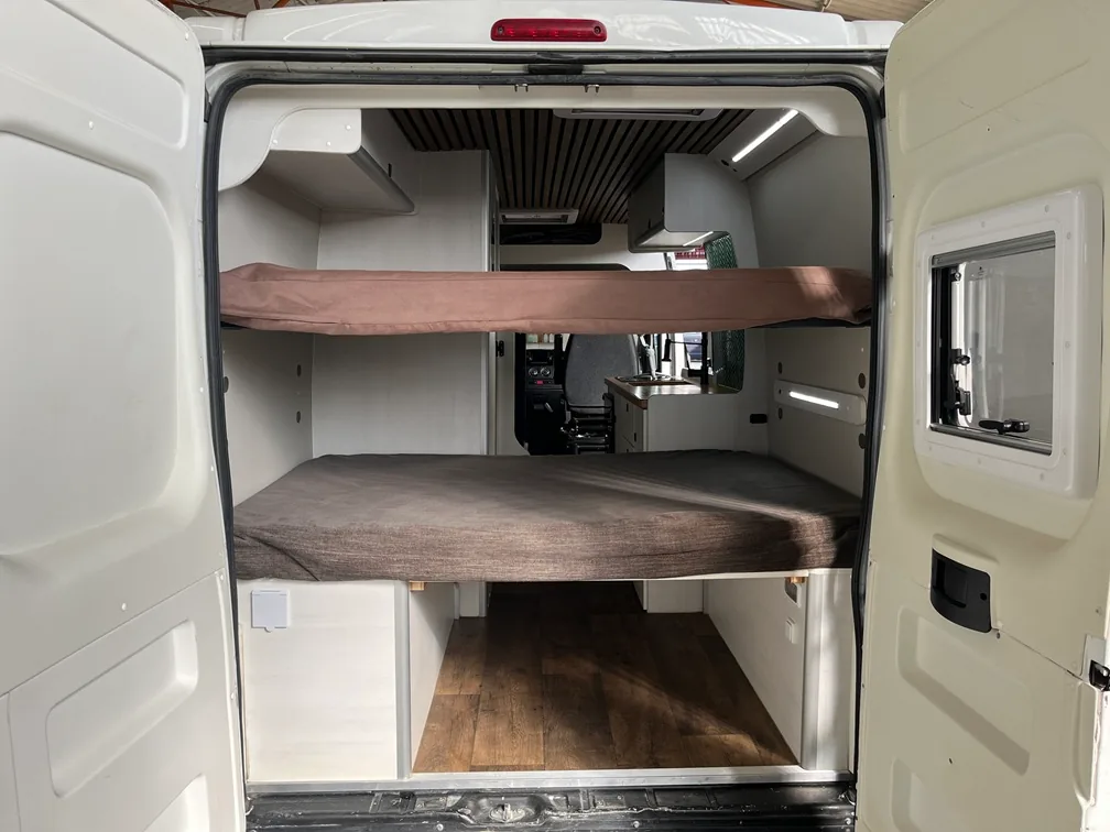 Camas de la camper Alquicamper · cama trasera fija y cama abatible superior (literas)