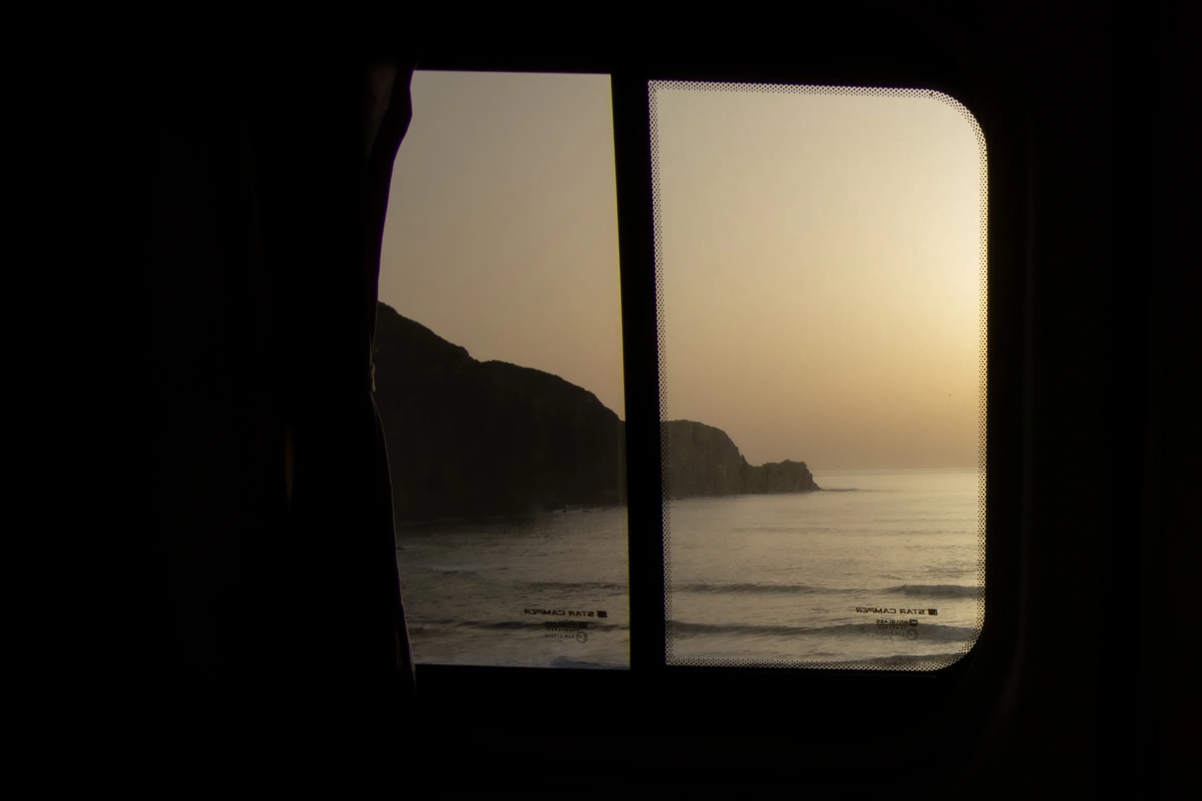 Vista al atardecer desde el interior de una camper Alquicamper hacia el mar · empresa familiar de alquiler de camper en Madrid