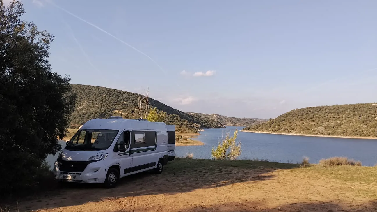 Camper Alquicamper junto a un pantano al amanecer · alquiler con precio cerrado sin extras