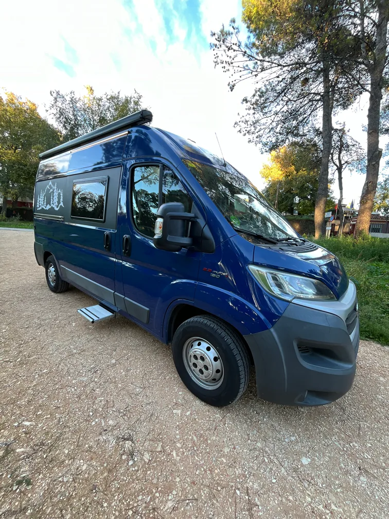 Furgoneta camper azul de Alquicamper lista para recoger en Fuenlabrada, Madrid