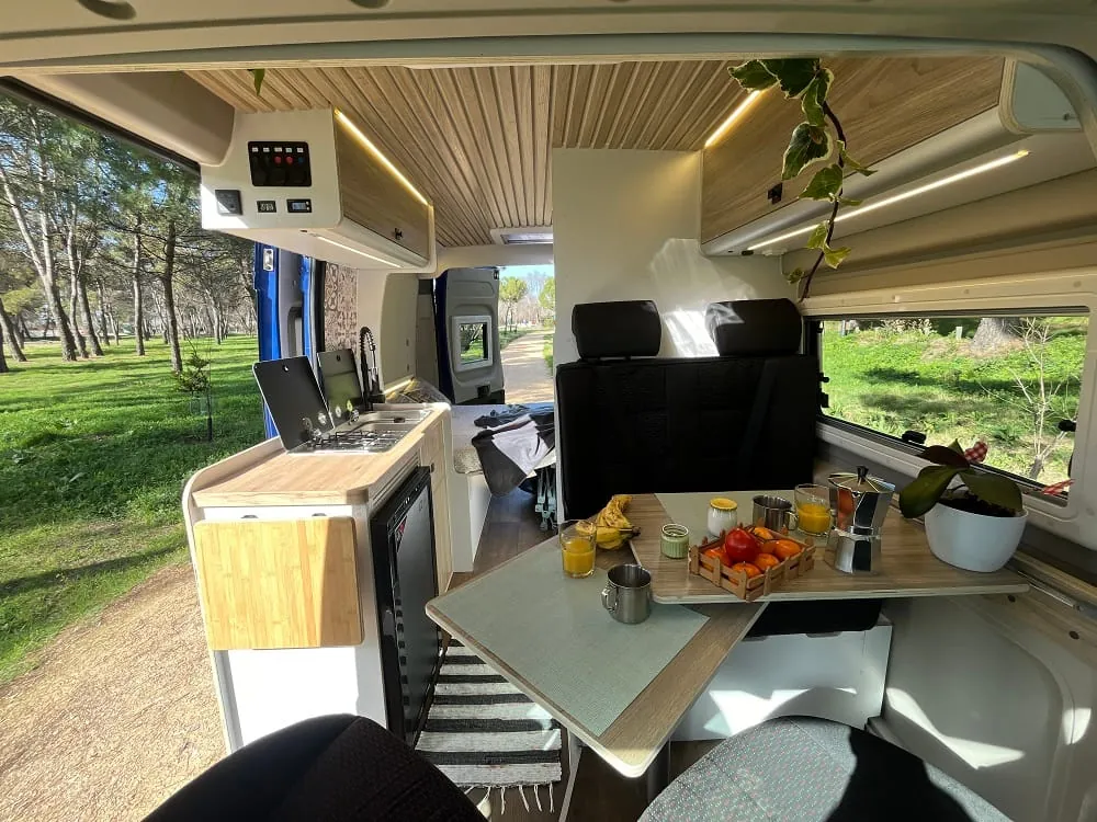 Furgoneta camper Alquicamper vista desde el aire · 10 mejores rutas 2025 en camper por España