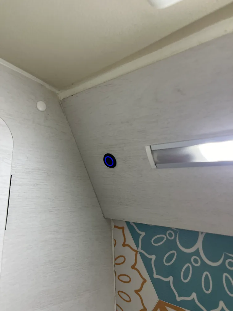 LED regulable de la camper Alquicamper · ajuste de intensidad por tacto