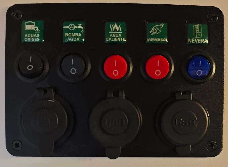 Panel de control de la camper Alquicamper con los interruptores de bomba de agua, agua caliente, frigorífico, 230V e iluminación