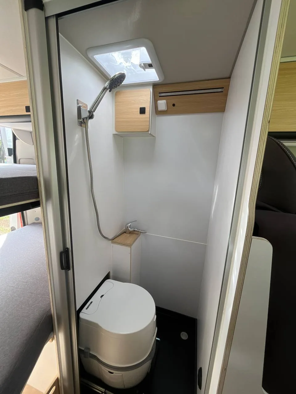 WC químico portátil de una furgoneta camper de alquiler Alquicamper