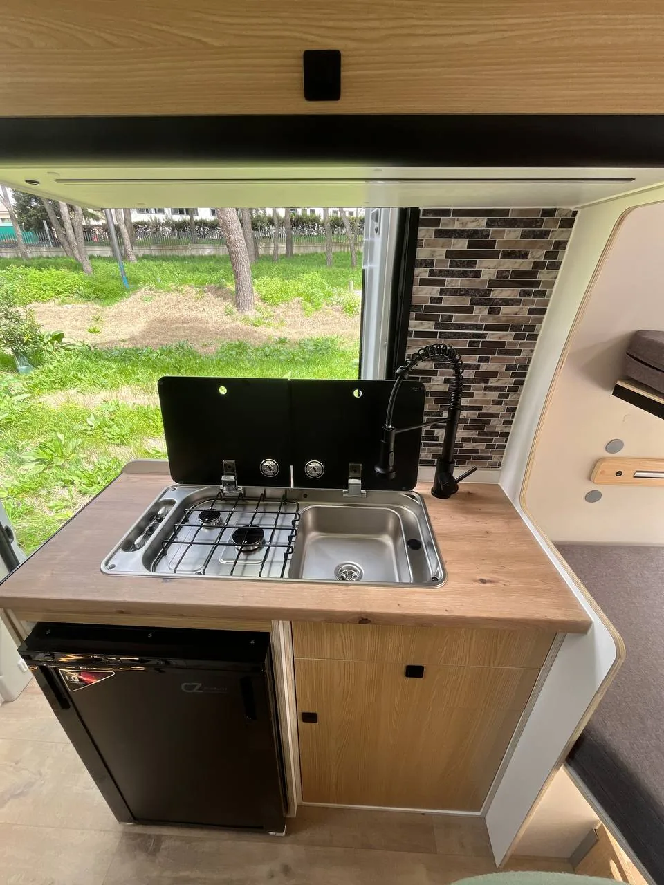 Cocina de gas con fregadero de una furgoneta camper de alquiler