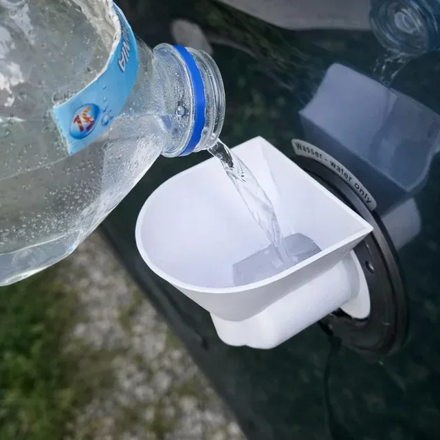 Llenado del depósito de agua limpia de una furgoneta camper