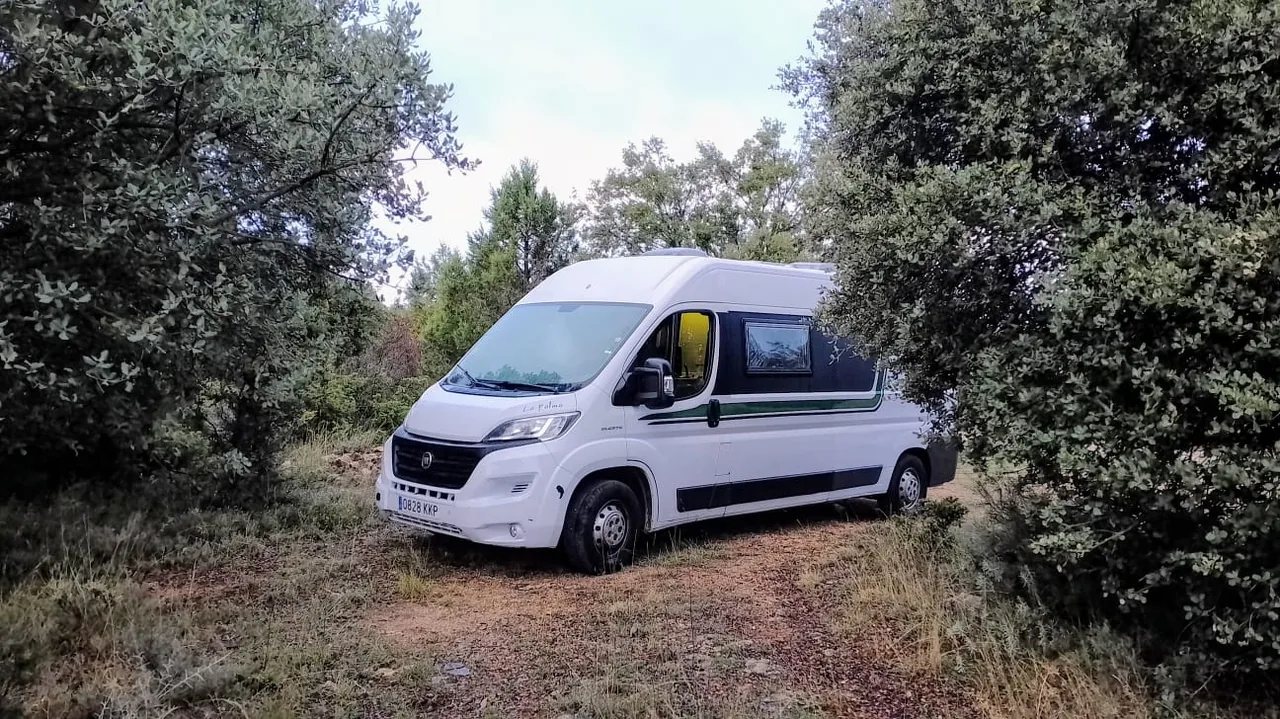 Furgoneta camper pernoctando en un mirador con todo recogido