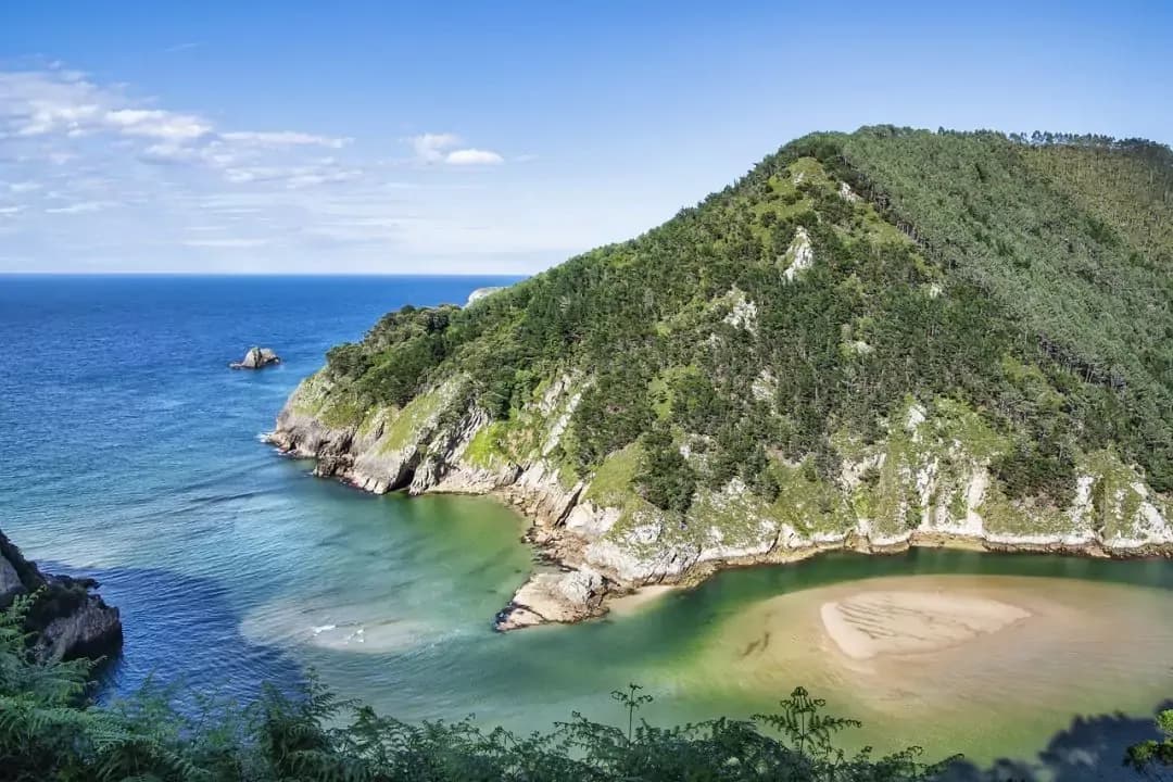 Furgoneta camper en Suances, Cantabria · ruta en camper por el norte de España