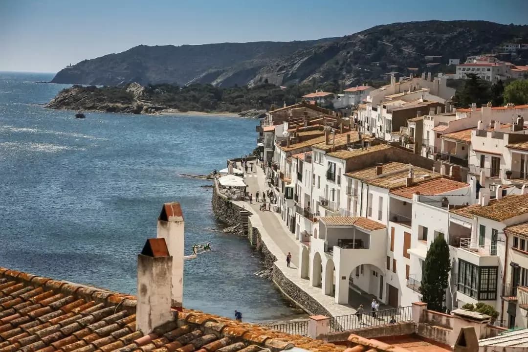 Furgoneta camper en Cadaqués, Costa Brava · ruta en camper por Cataluña