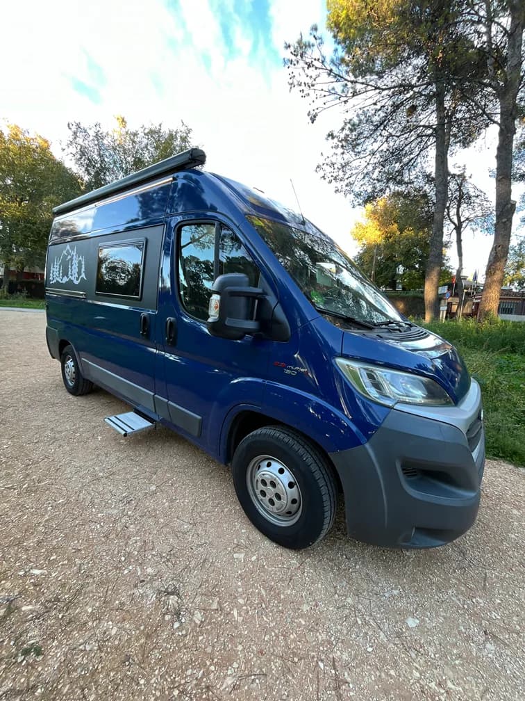 Furgoneta camper azul de Alquicamper lista para recoger en Fuenlabrada, Madrid