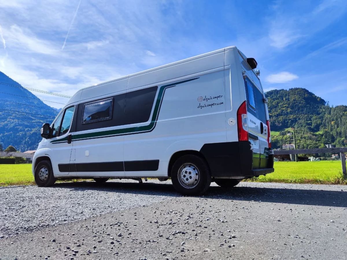 Motorhome Alquicamper en los Alpes suizos · cobertura europea incluida · alquiler de casa rodante en Madrid para tour por Europa desde Argentina, Chile y Uruguay