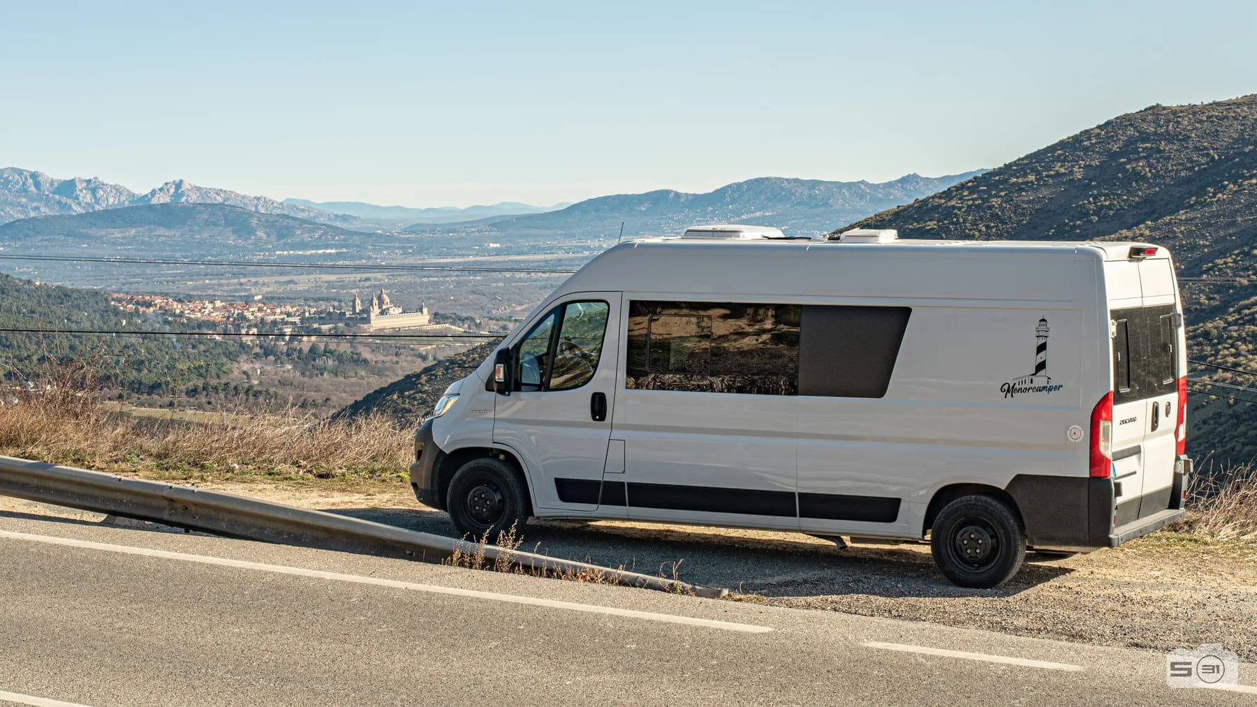 Motorhome Alquicamper con vista a catedral de Castilla · viajeros latinoamericanos recorriendo España con casa rodante alquilada en Madrid