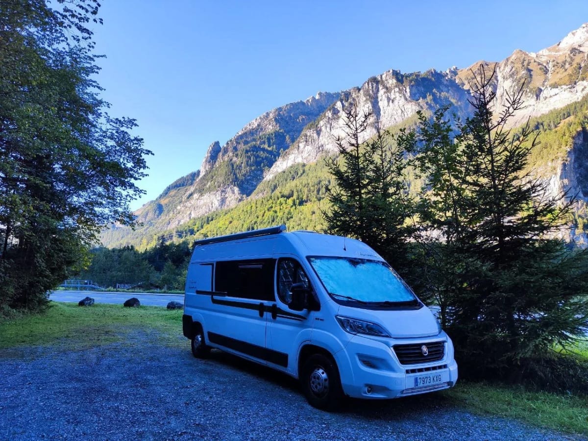 Motorhome Alquicamper en Madrid en paisaje europeo · alquiler de casa rodante para viajeros desde Argentina, Chile y Latinoamérica